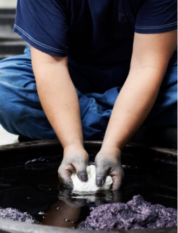 徳島 本藍染ストール
藍生葉染ストール